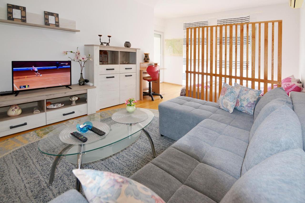 Lungo Mare Apartment With Terrace Pula Luaran gambar