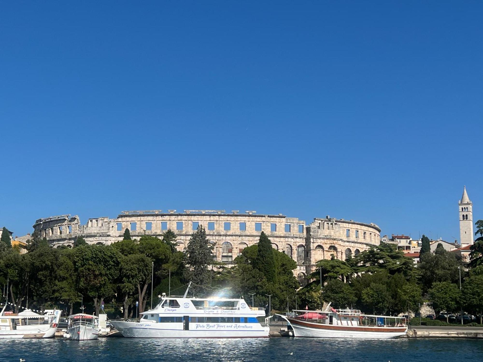 Lungo Mare Apartment With Terrace Pula Luaran gambar